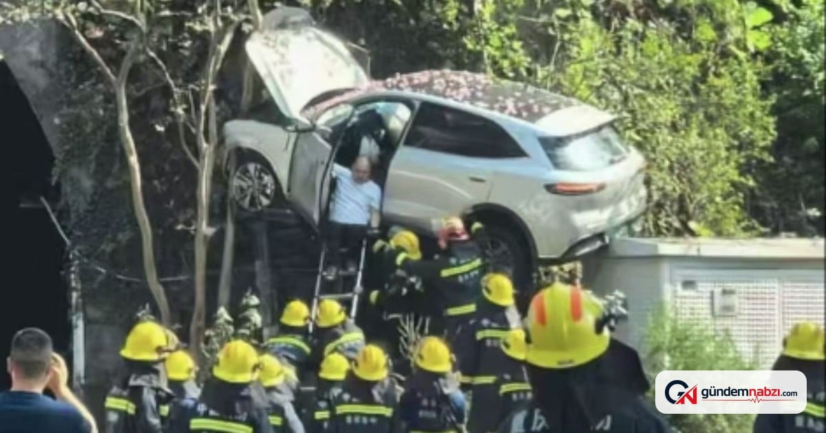 Çin'de kontrolden çıkan otomobil havalanarak ağaçta asılı kaldı