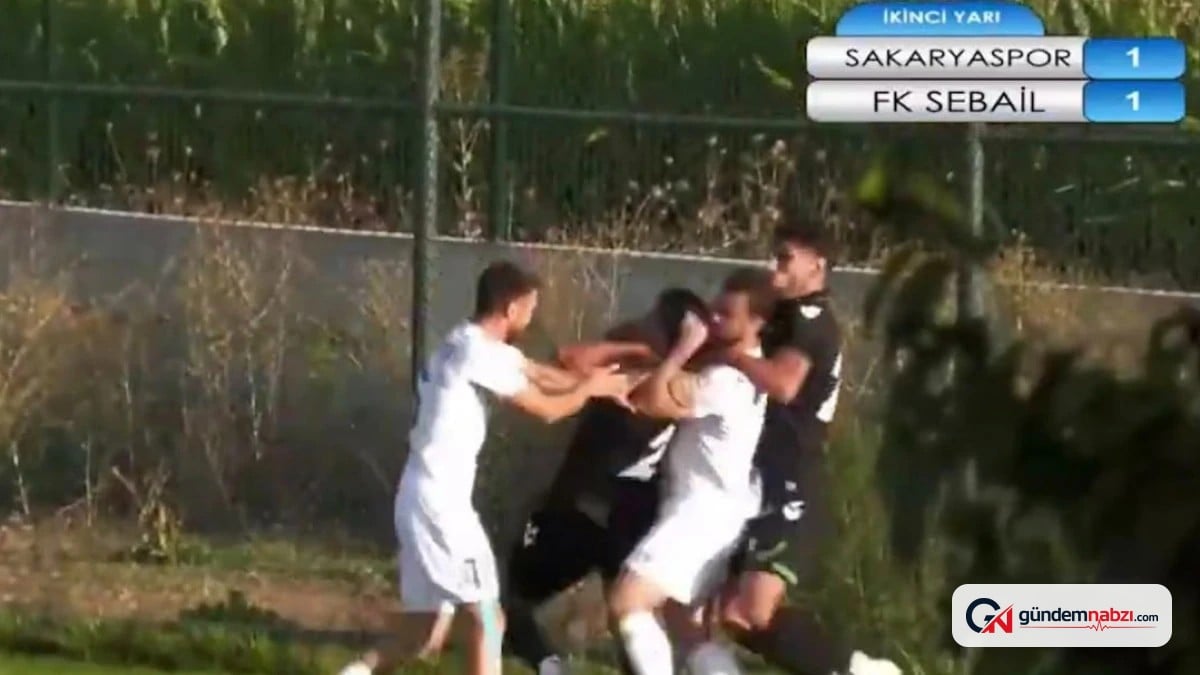 Sakarya'da hazırlık maçında gergin anlar: Azeri futbolcu rakibini boğmaya çalıştı