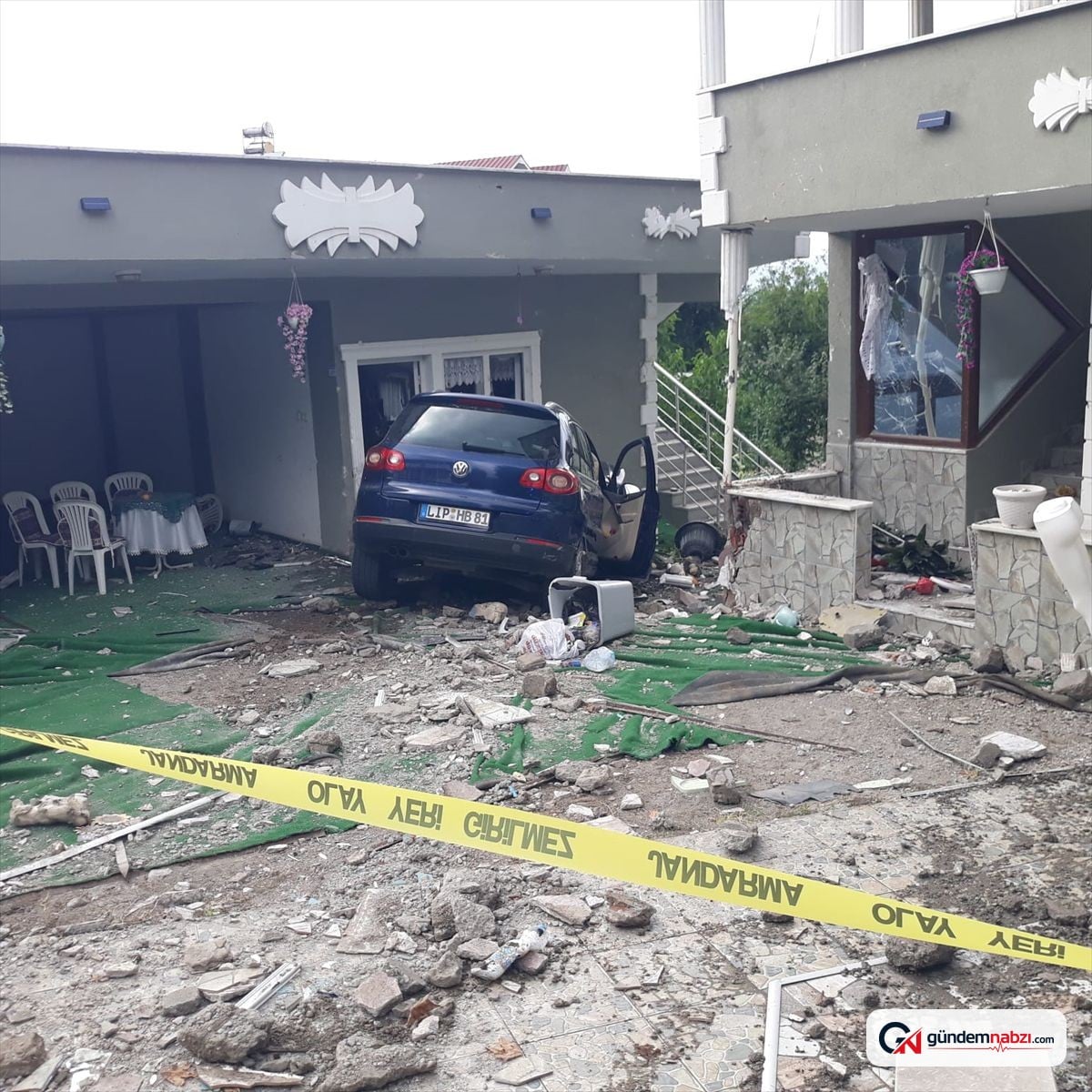 Düzce'de otomobil eve çarptı: Sürücü yaralandı