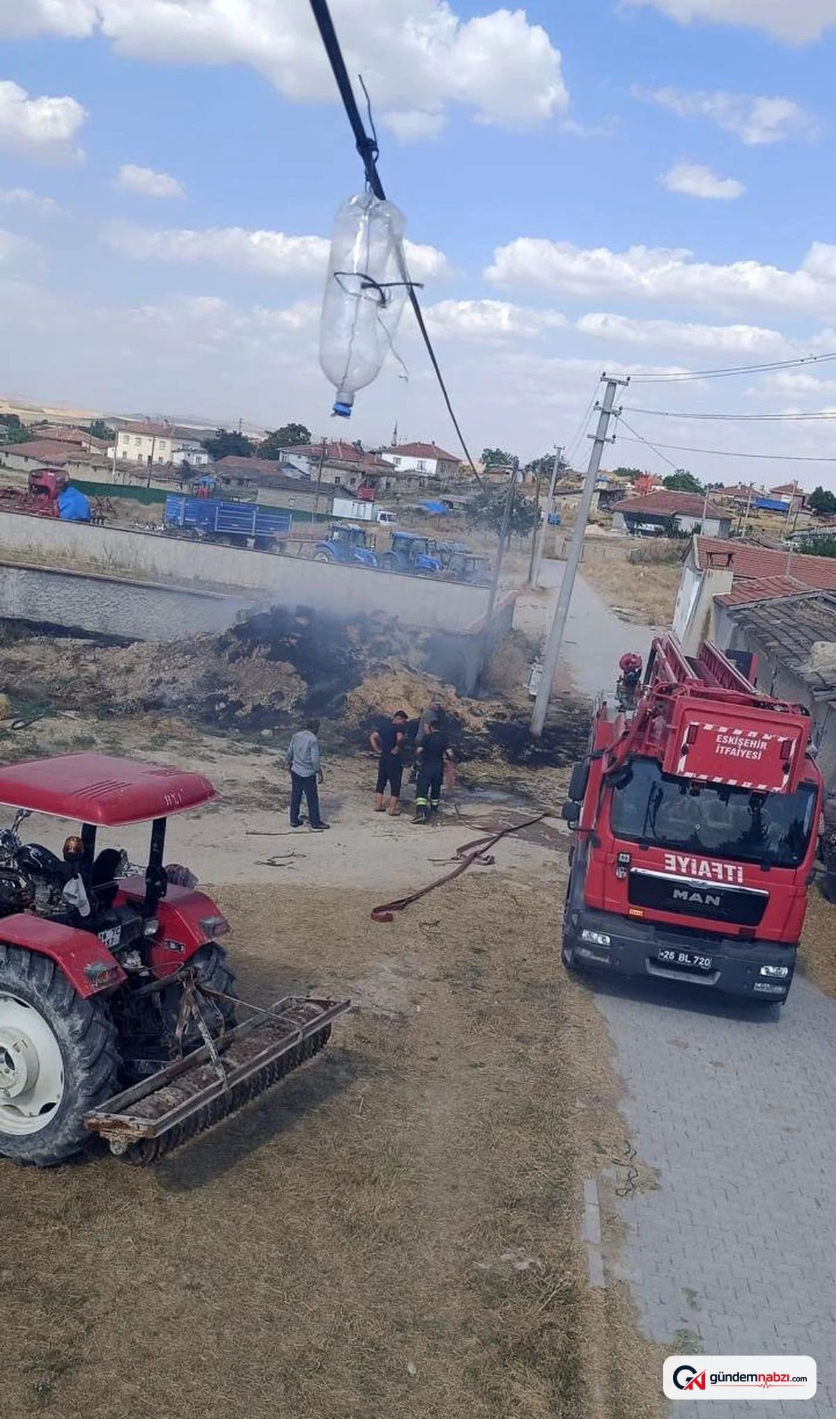 Eskişehir'in Günyüzü ilçesinde saman balyaları yandı