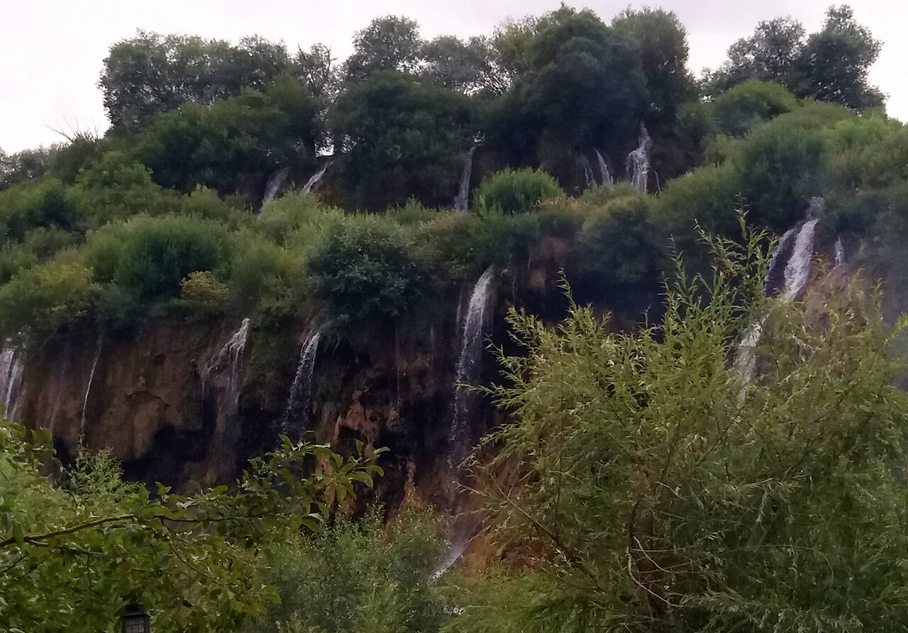 Erzincan'da Girlevik şelalesi sıcak havalarda ilgi görüyor