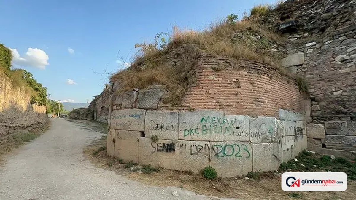 İznik'teki tarihi surlara sprey boyayla zarar verildi