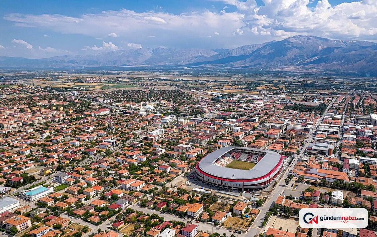Erzincan-Sivas kara yolu sağanak ve heyelan nedeniyle kapandı