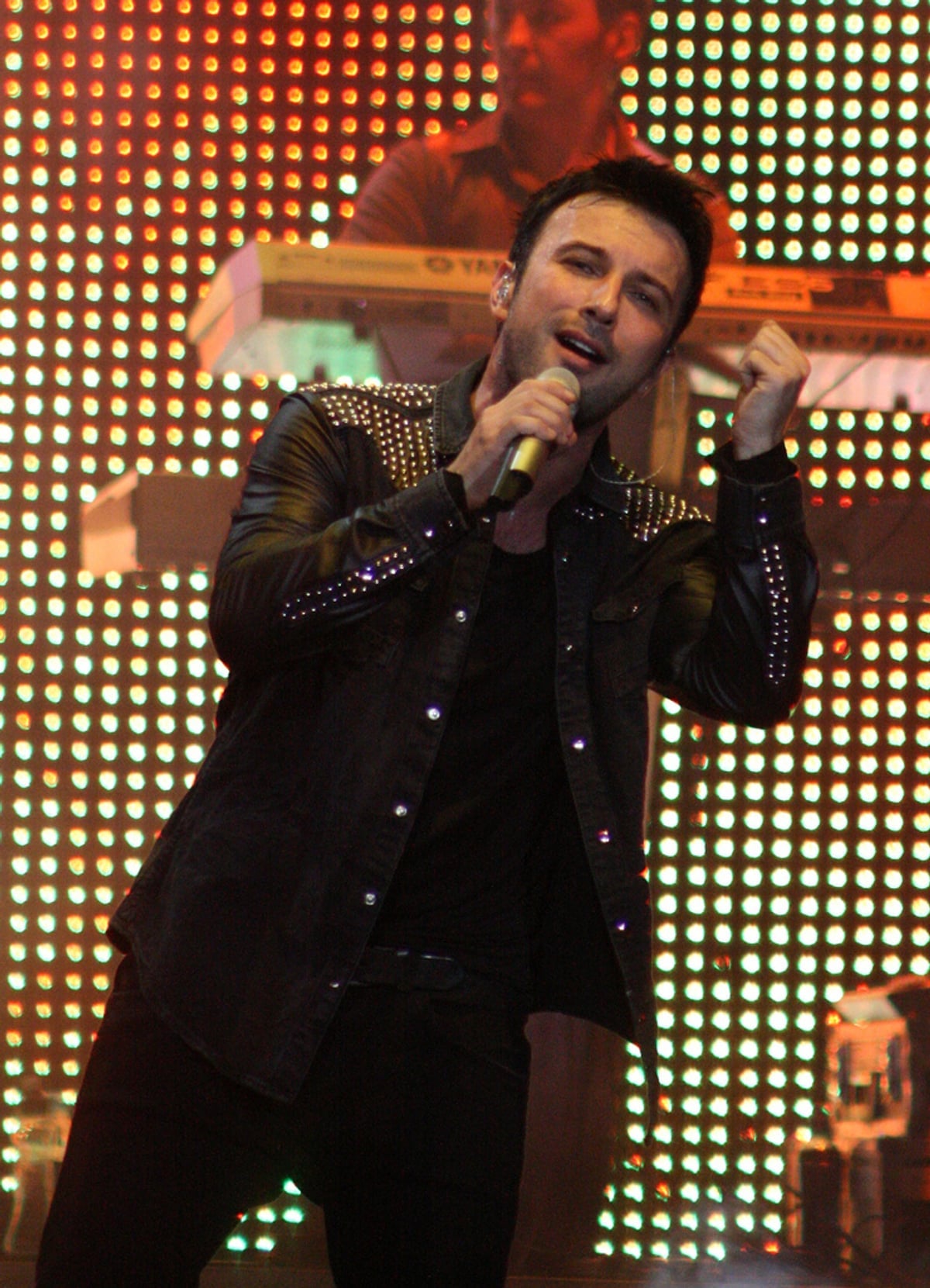 Tarkan, sahnede gözyaşlarına boğuldu