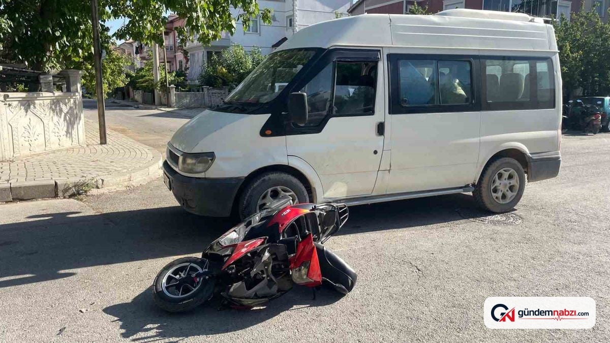 Karaman'da minibüsle motosiklet çarpıştı: 2 yaralı