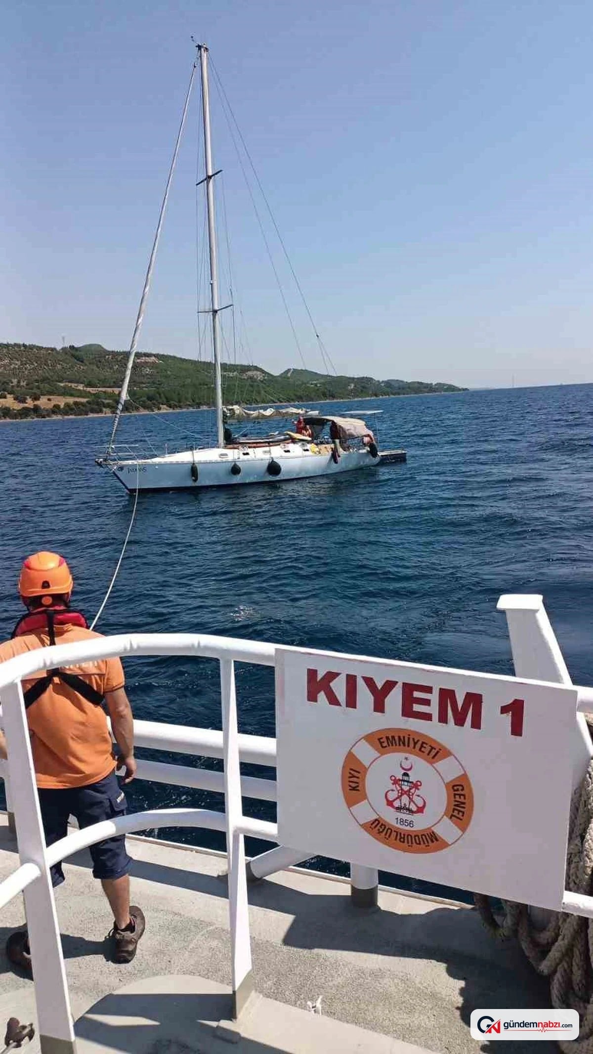 Çanakkale Boğazı'nda sürüklenen tekne kurtarıldı
