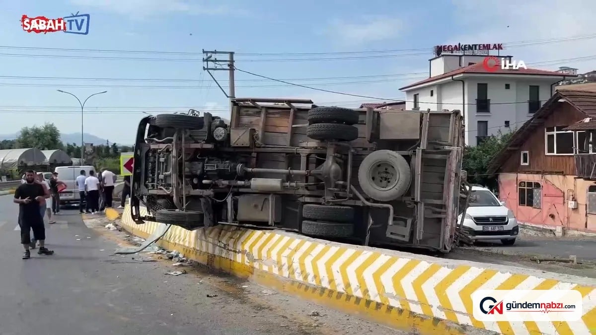 Sakarya'da kamyon bariyere çarparak devrildi
