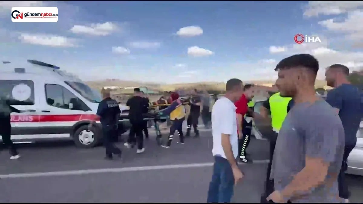 Çorum'da iki otomobilin kafa kafaya çarpışmasında 7 kişi yaralandı