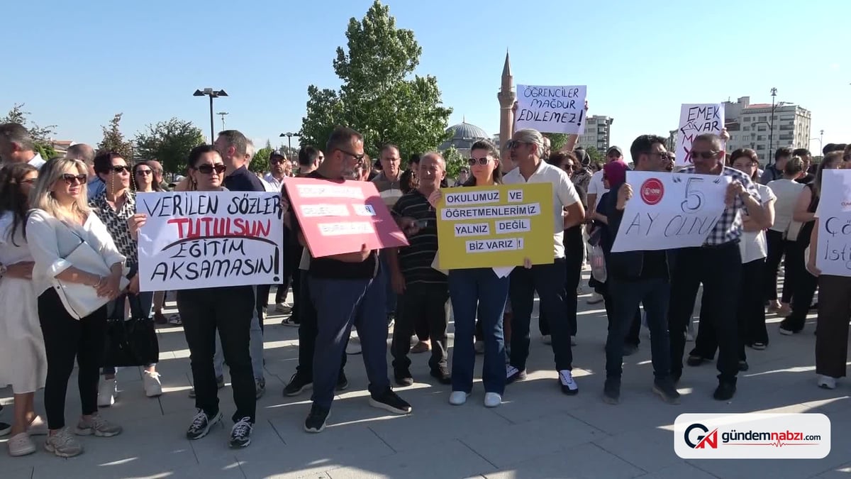 Cumhuriyet Üniversitesi Vakfı Okulları öğretmenleri maaş eylemi yaptı