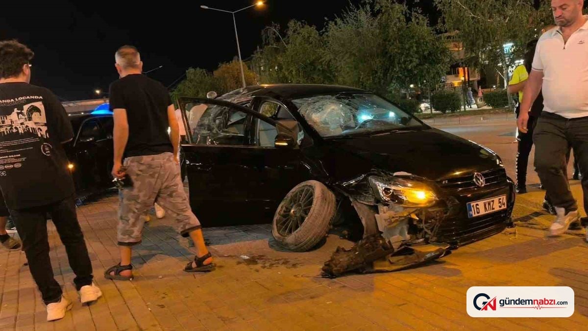 Bursa İnegöl'de kontrolden çıkan otomobil 2 araca çarptı; anne bayıldı