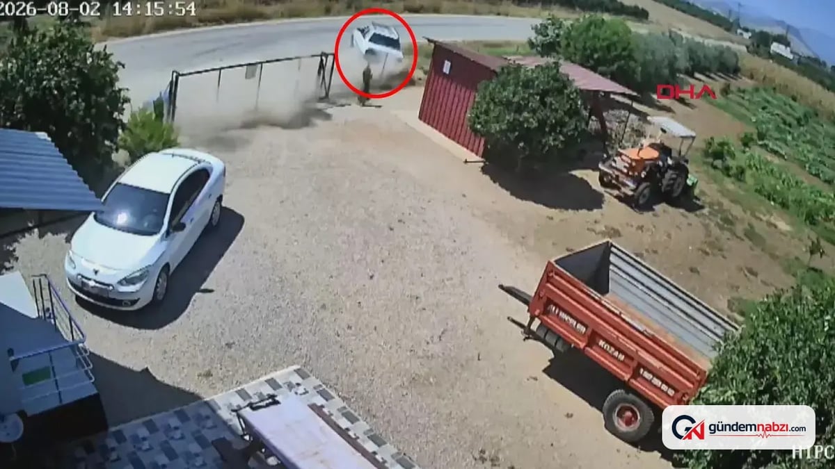 Adana'da devrilen otomobilde 3 kişi yaralandı