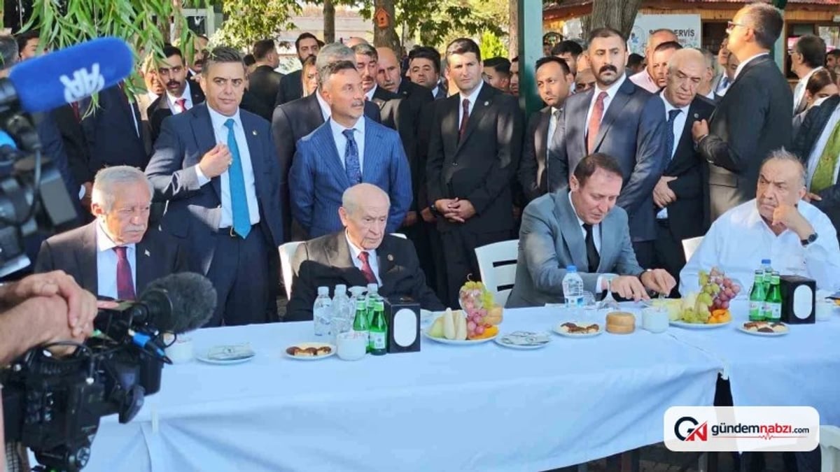 MHP Lideri Bahçeli Bitlis Ahlat'ta Vatandaşlarla bir araya geldi
