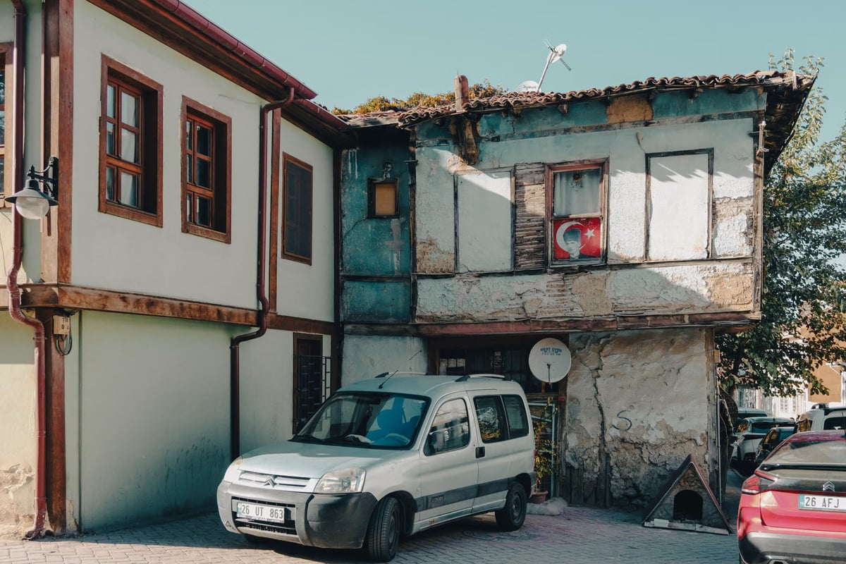 Kastamonu'da komşusunu öldüren kişi evini ve aracını ateşe verdi