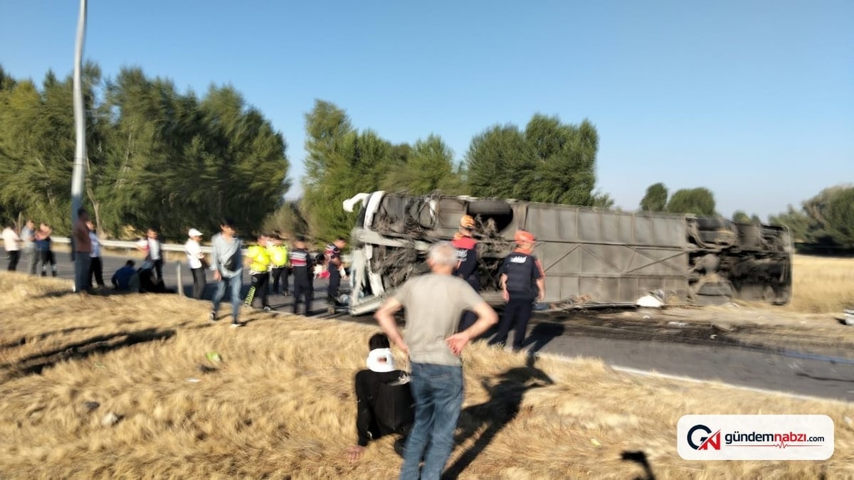 Afyonkarahisar'da yolcu otobüsü devrildi: 22 yaralı
