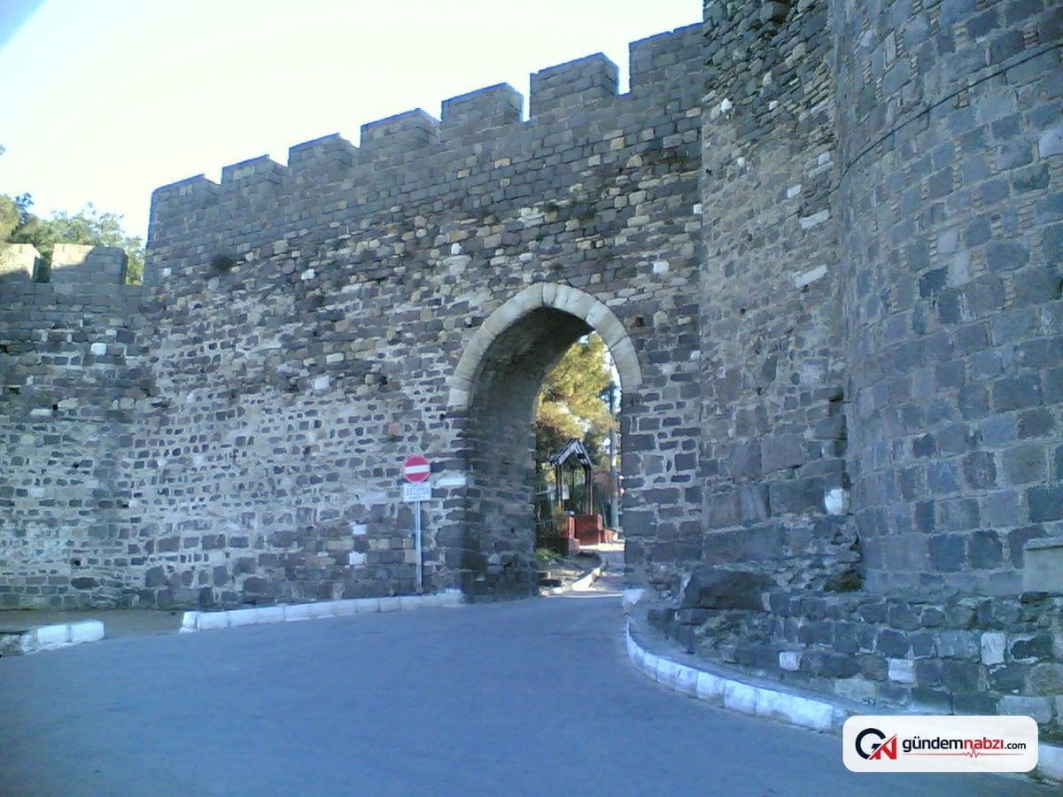İzmir'de Kadifekale surlarına Dev Türk bayrağı asıldı