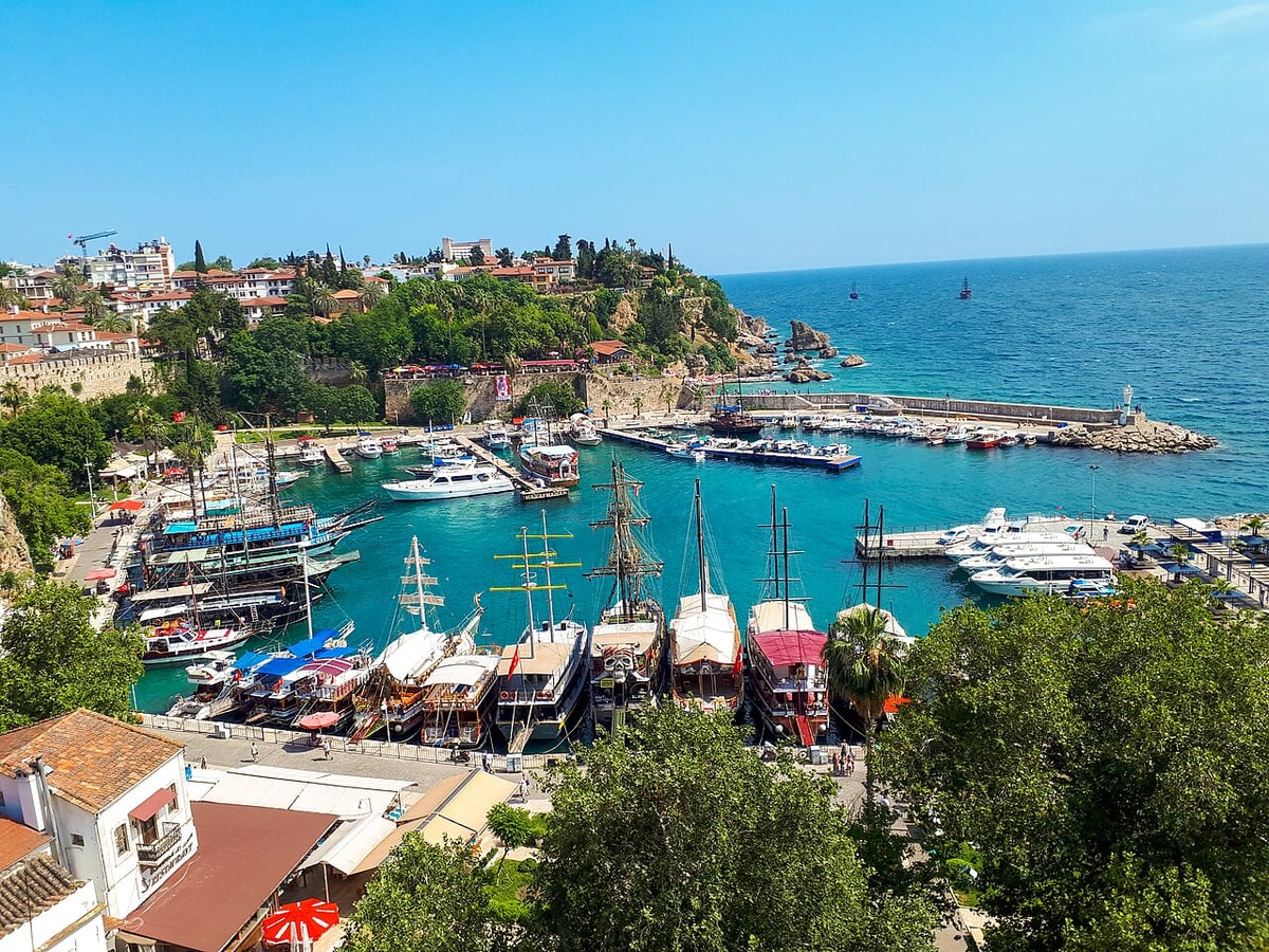 Kaleiçi, yaz aylarında 500 kişilik nüfusunu 50 bin yapıyor