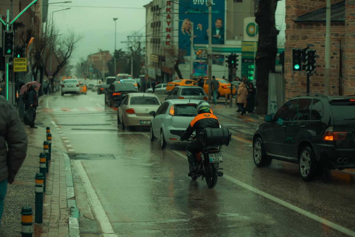 Sivas'ta motosiklet ile elektrikli bisiklet çarpıştı: 2 yaralı