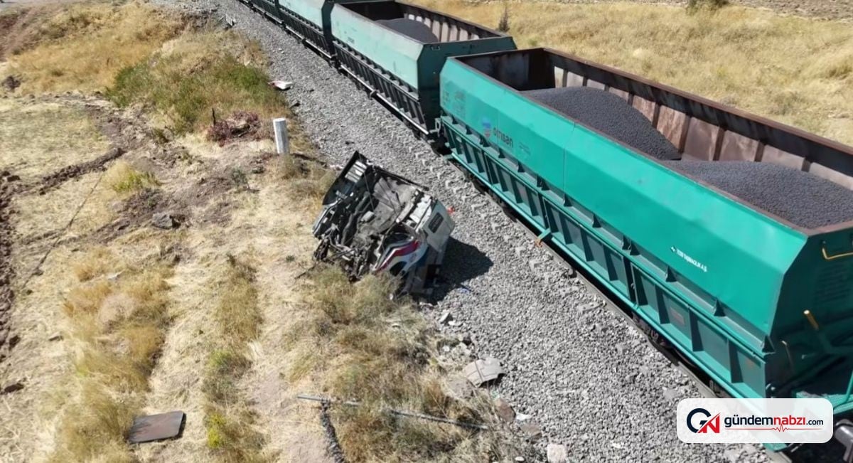 Malatya'da yük treni kamyona çarptı: 1 kişi yaralandı