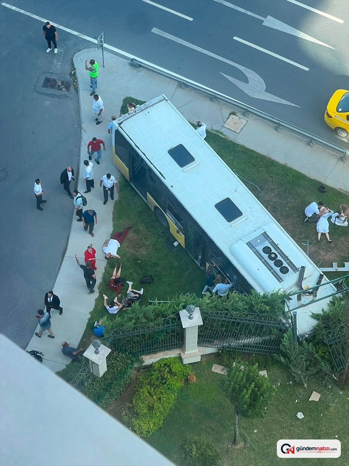 İstanbul'da İETT otobüsü duvara çarptı: 1 ölü, 17 yaralı