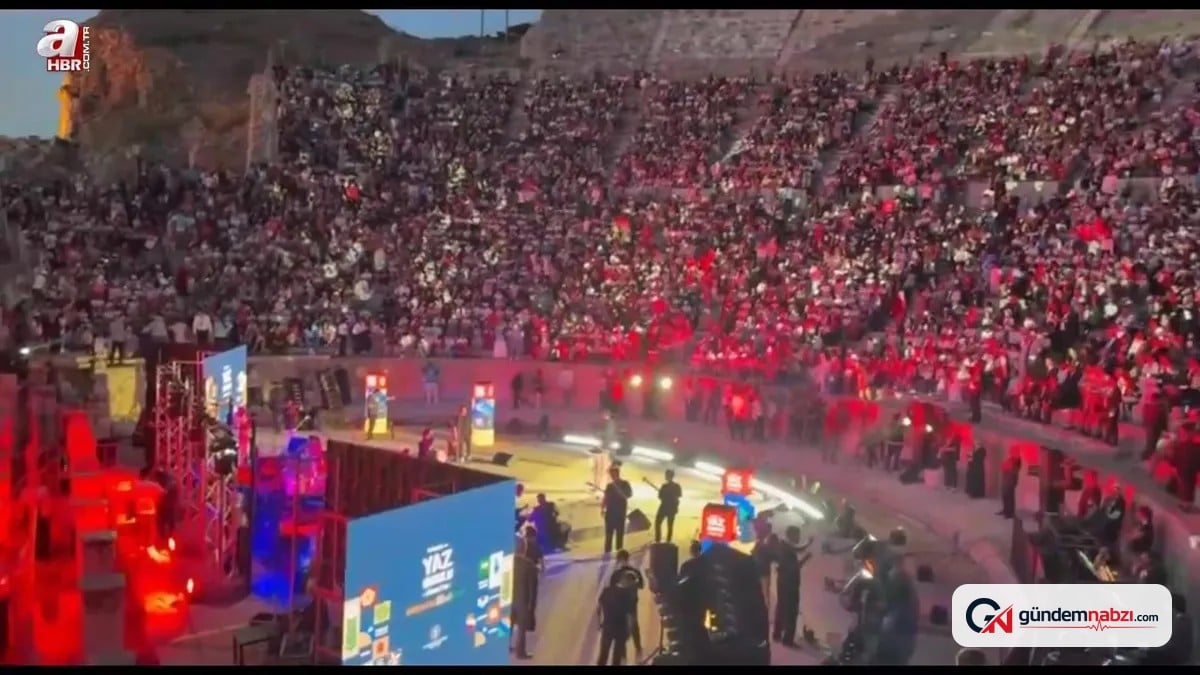 Efes Antik Kenti'nde salavat sesleri yankılandı