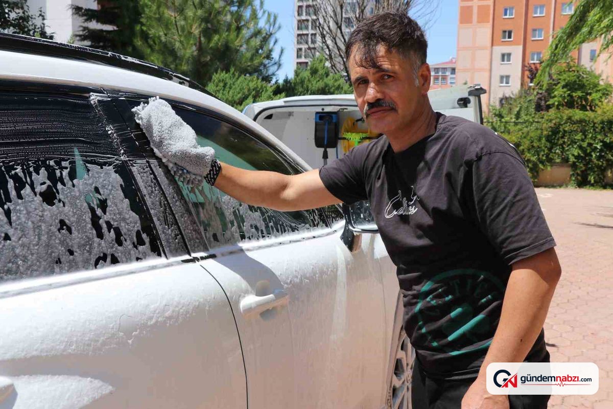 Sivas'ta dükkanını araca taşıyıp kapı kapı oto yıkama yapıyor