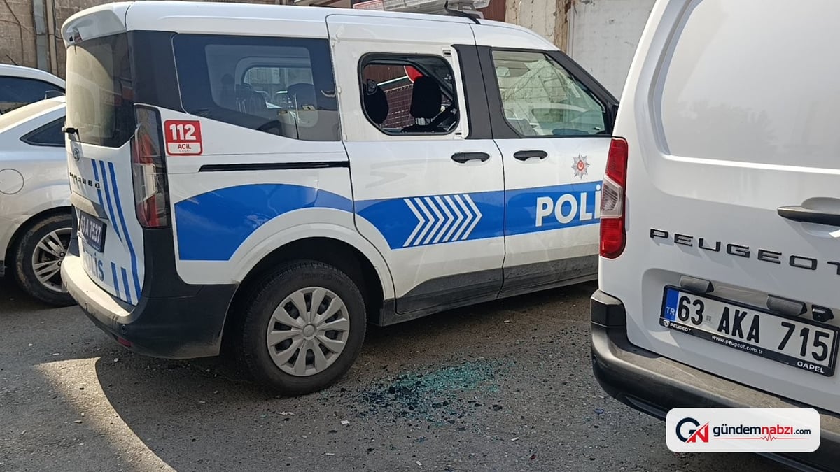 Şanlıurfa'da bıçaklı saldırgan polis aracının camını kırdı