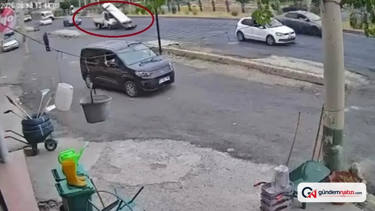 Diyarbakır'da fren yapan kamyonetten demirler yola savruldu