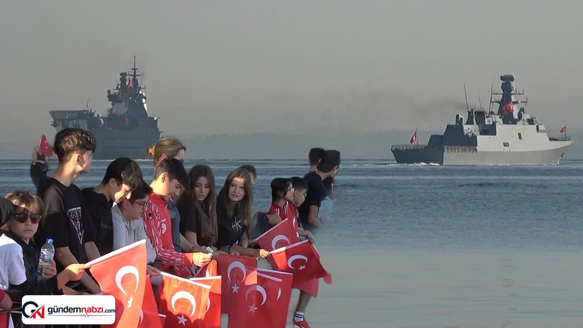 TCG Anadolu ve TCG Heybeliada Yalova'da halkı selamladı