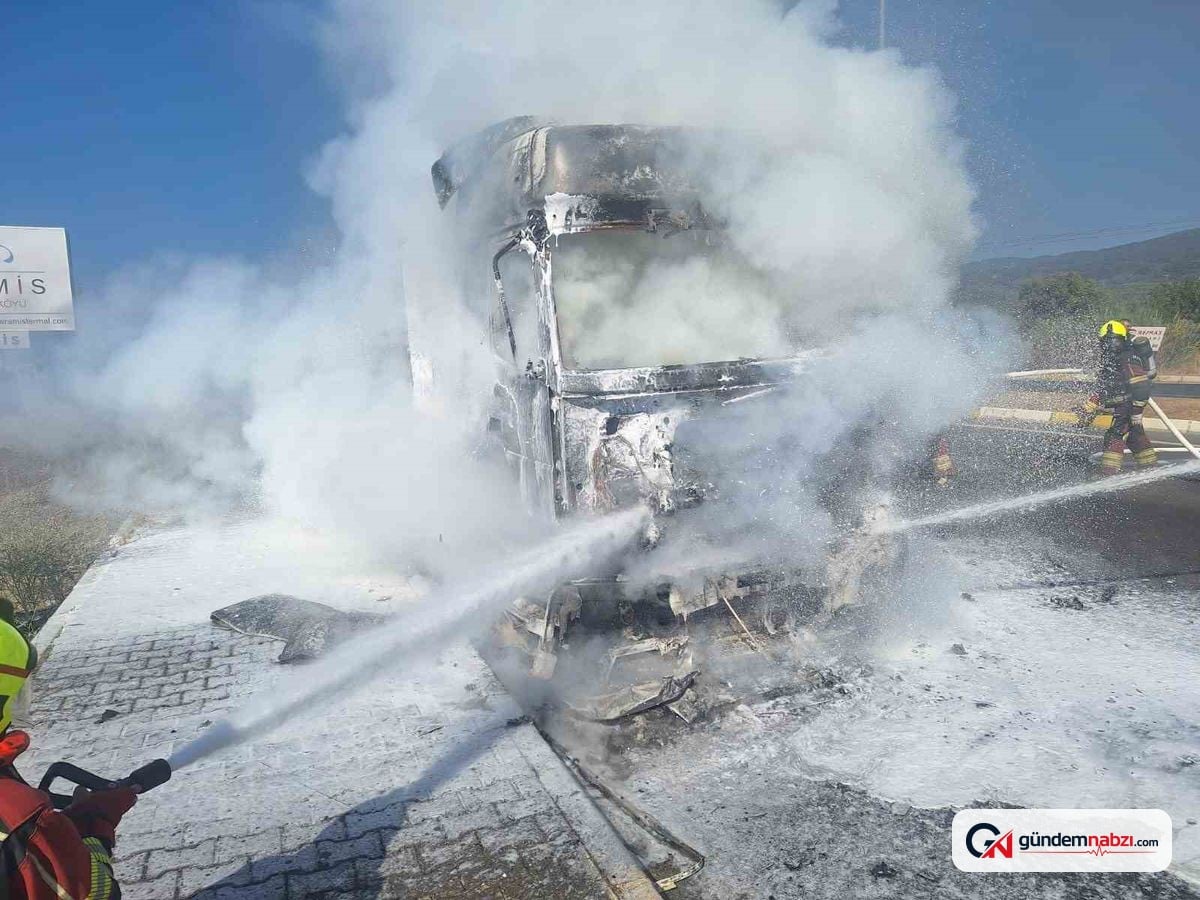 Balıkesir'de seyir halindeki çekici alev aldı