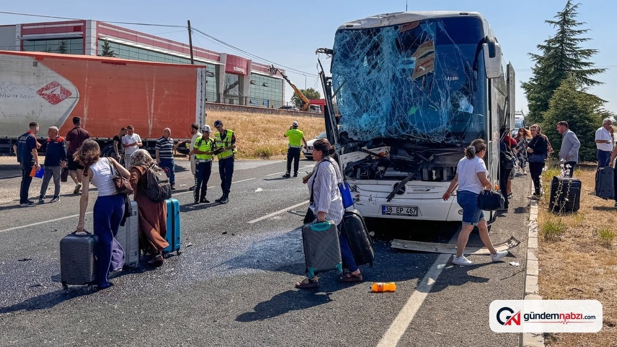 Uşak'ta yolcu otobüsü kamyona çarptı: 8 yaralı