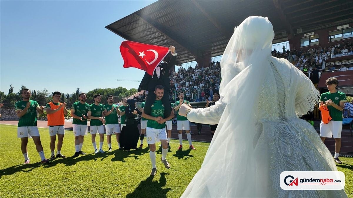 Düğün günü final maçına gelinlik ve damatlıkla gittiler