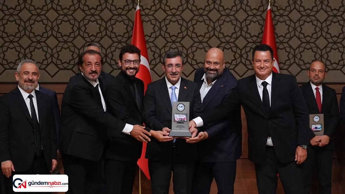 Acun Ilıcalı ödülünü Cevdet Yılmaz'ın elinden aldı