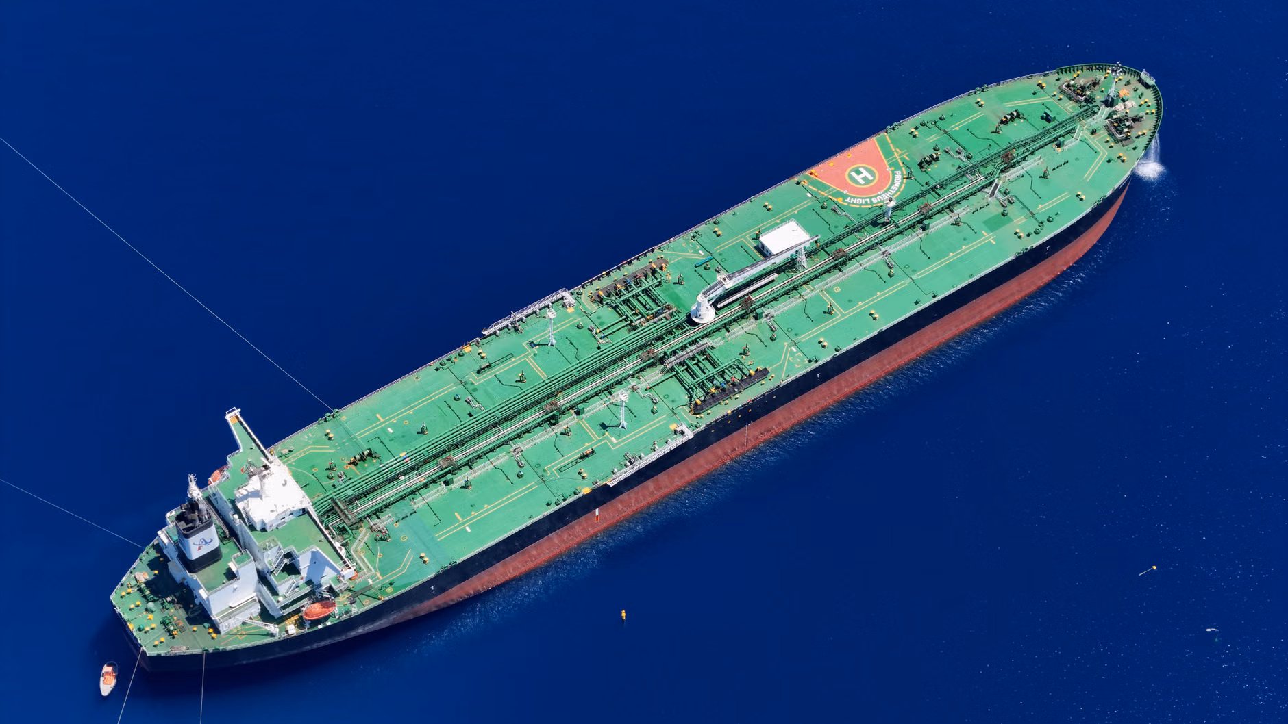 Umman açıklarında seyreden bir tanker cisimle vuruldu