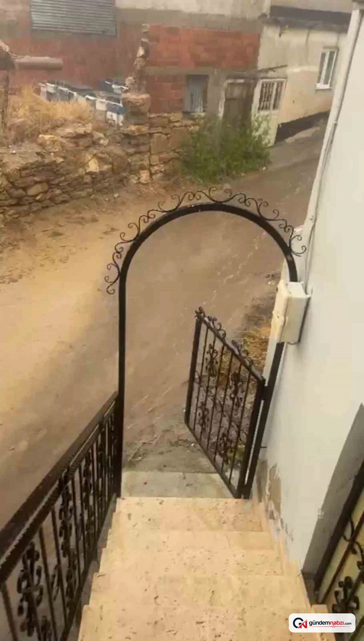 Bayburt'ta ani sağanak yolları göle çevirdi