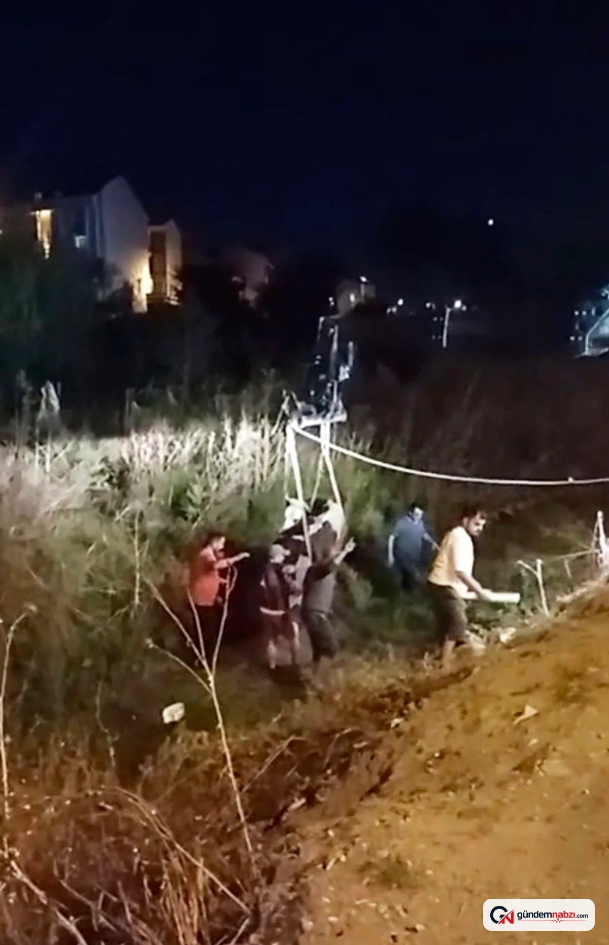 İstanbul Arnavutköy'de bataklığa saplanan inek iş makineleriyle kurtarıldı