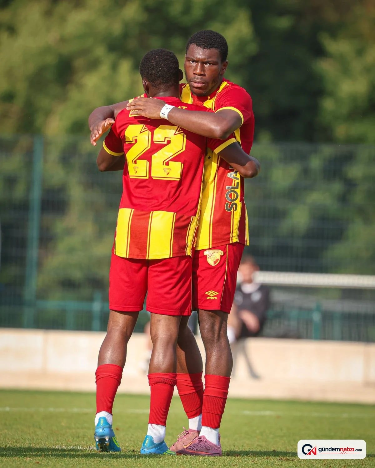 Göztepe'nin yeni transferi Sinclair Armstrong kampta parladı