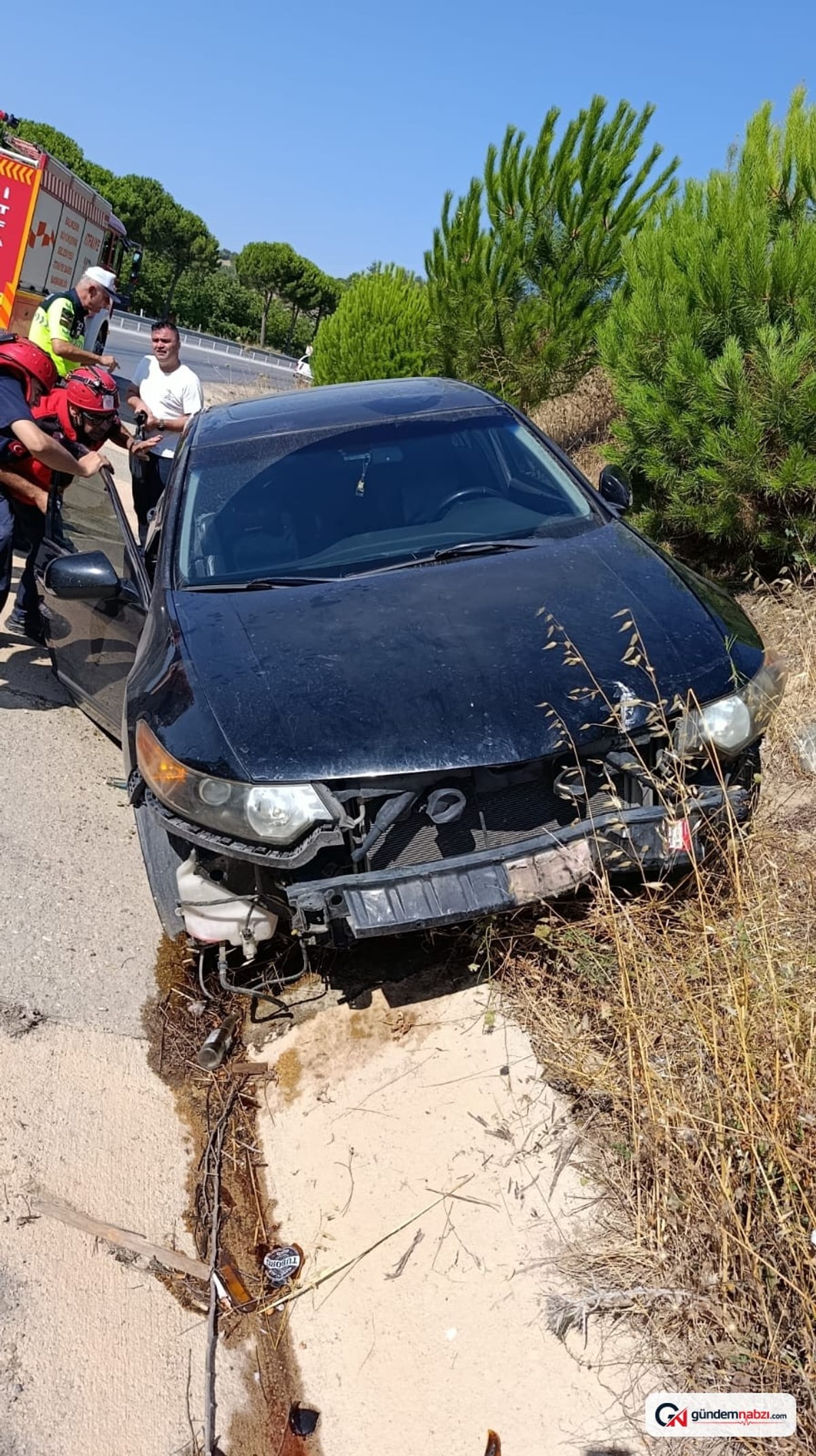 Balıkesir Dursunbey'de yoldan çıkan otomobil bariyerlere çarptı: 1 yaralı