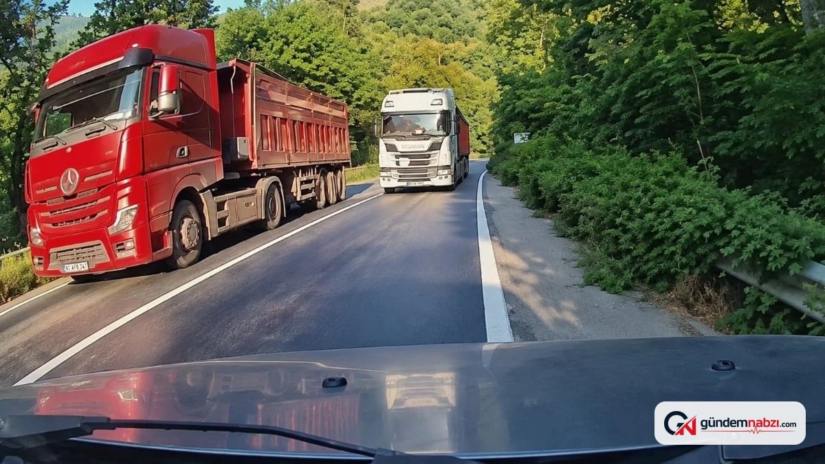 Karabük'te hatalı sollama yapan kamyonla otomobilin çarpışması son anda önlendi