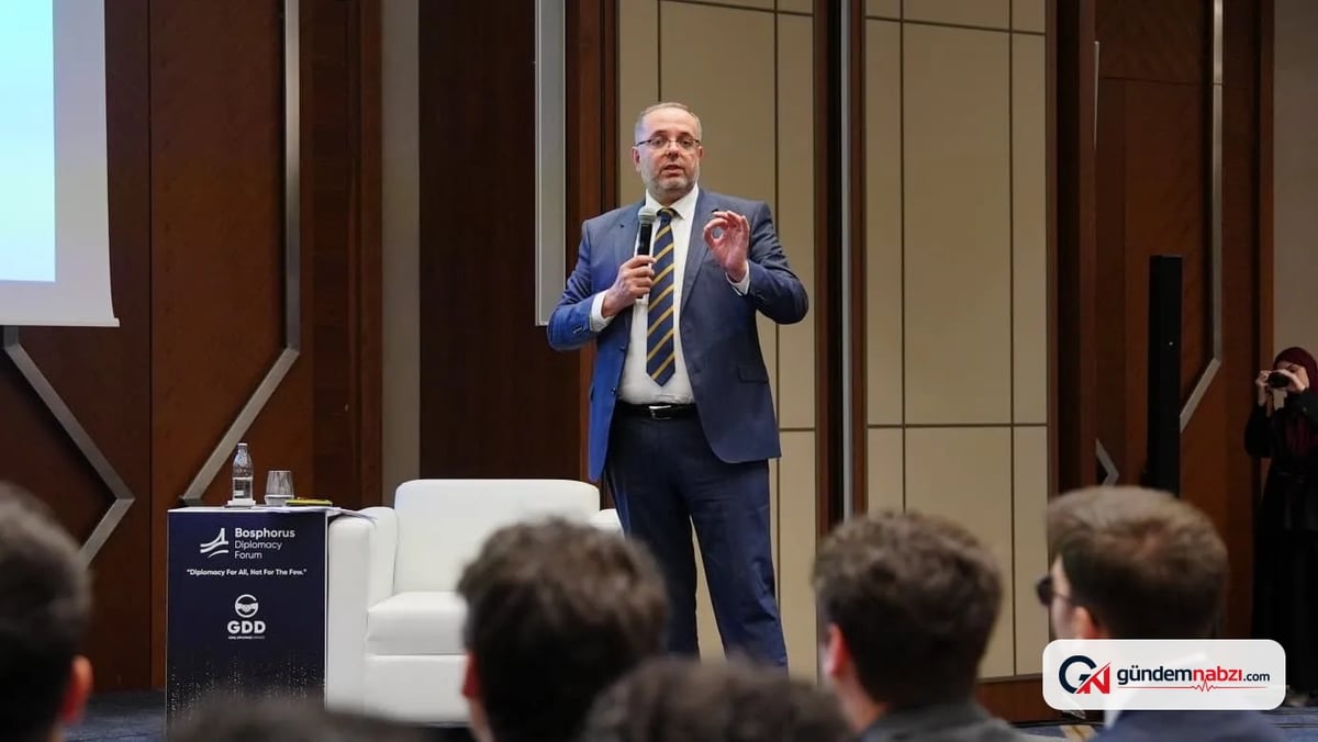 Erhan Afyoncu, İstanbul Boğazı Diplomasi Forumu'nda gençlerle buluştu