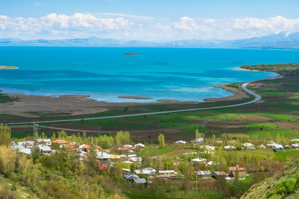 Van Büyükşehir Belediyesi sahil yolu çalışmalarına devam ediyor