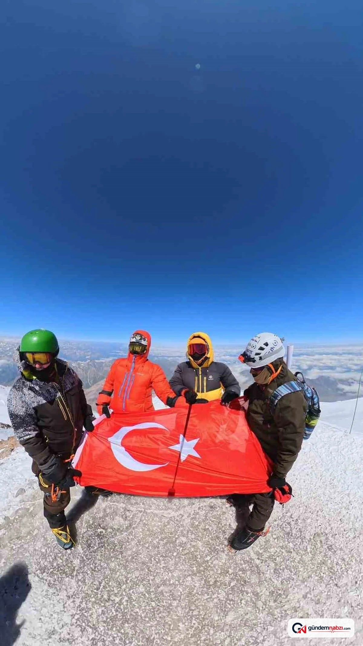 Elazığlı sporcular Elbrus Dağı'nı fethetti