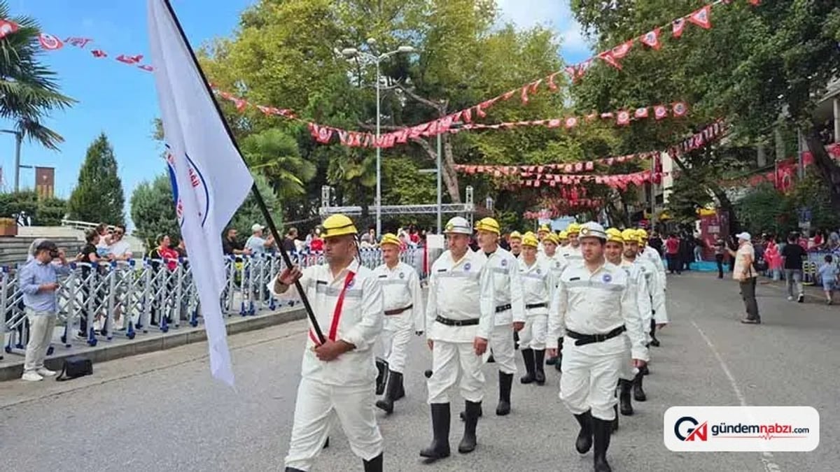 Zonguldak'ta madenciler Zafer Bayramı yürüyüşü yaptı
