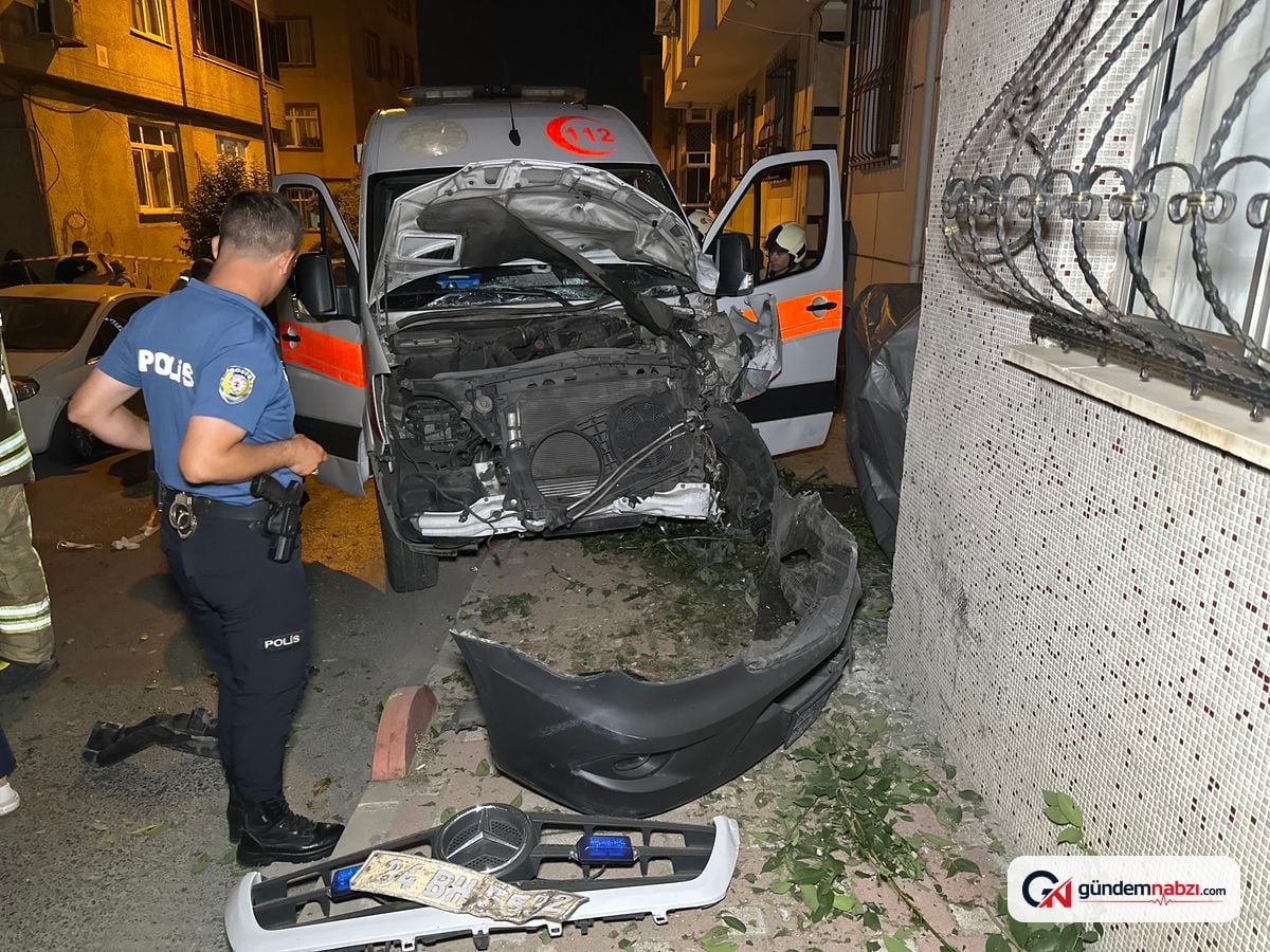İstanbul Bayrampaşa'da hasta taşıyan ambulansla otomobil çarpıştı: 3 yaralı