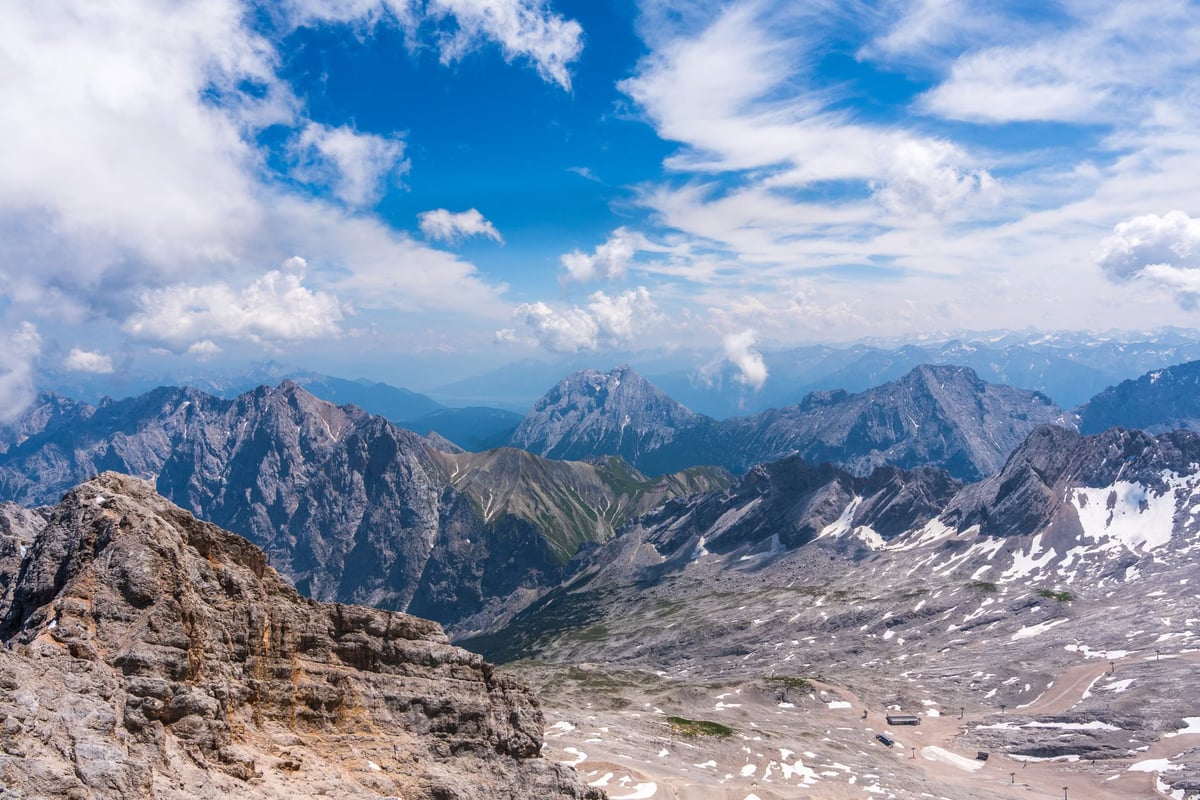 Almanya'da 68 yaşındaki dağcı Zugspitze yakınlarında düşerek öldü