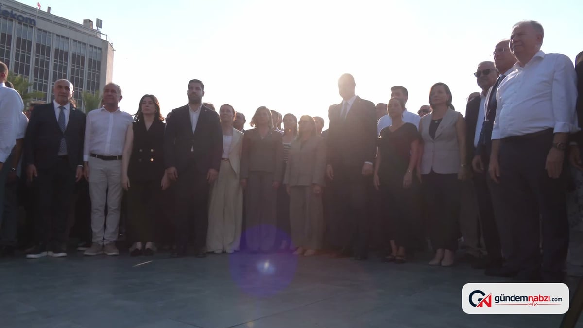 YENİ Parti İzmir il başkanlığı'ndan Atatürk Anıtı'na çelenk