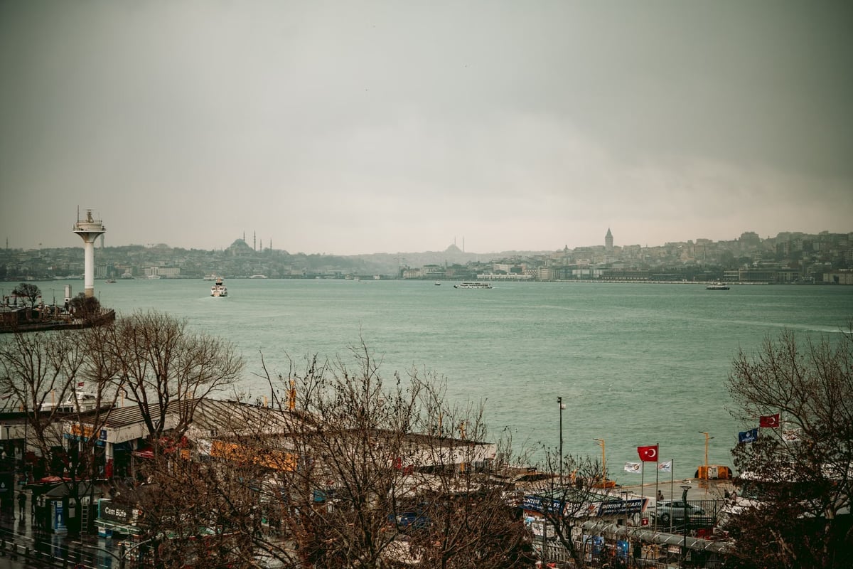Fatih'te iki kardeş boğulma tehlikesi geçirdi; biri hastanede