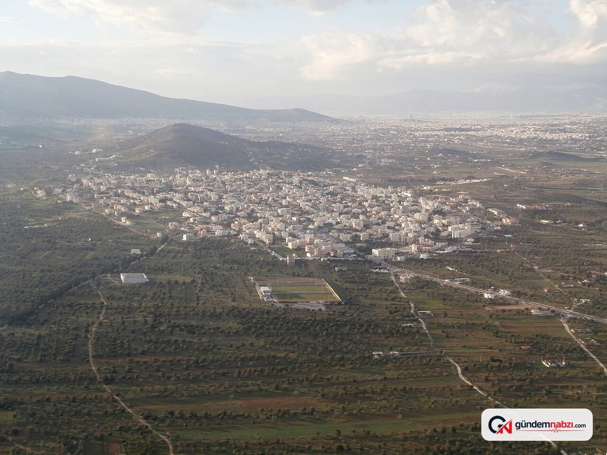 Atina yakınlarındaki Spata bölgesinde yangın: Araçta ceset bulundu