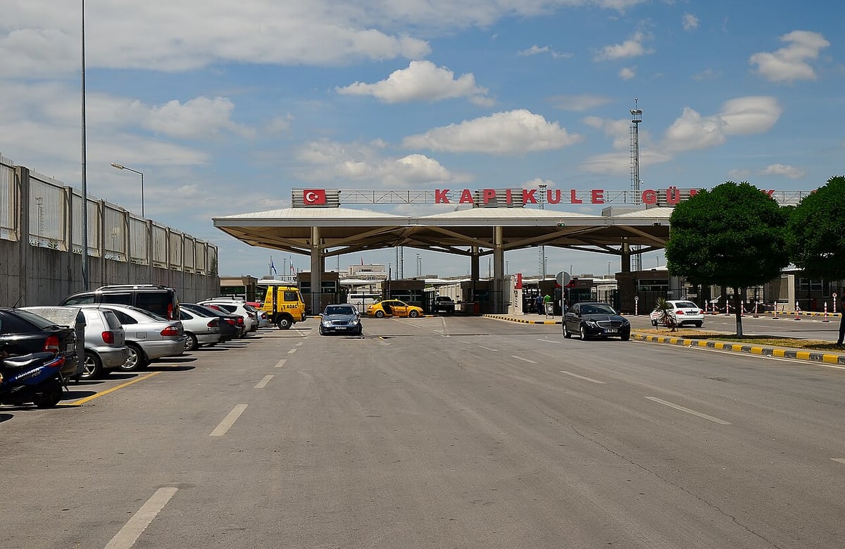 İngiltere'den Atatürk yazılı plakayla geldi