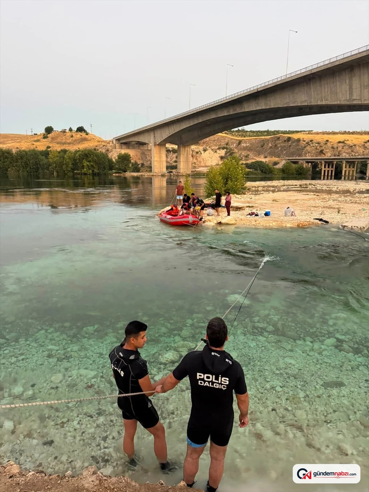 Adıyaman'da Fırat Nehri'nde mahsur kalan 9 kişi kurtarıldı