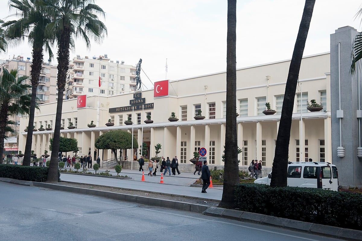 Adana Büyükşehir Belediyesi, üreticilere süt sağım makinesi dağıttı